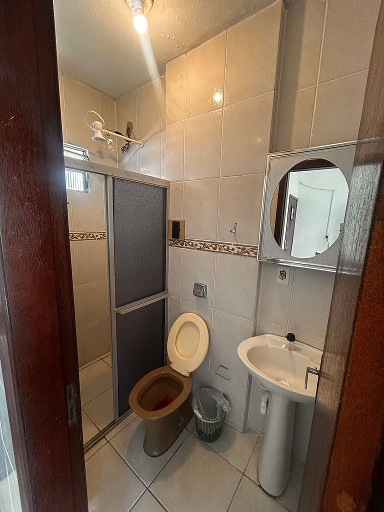 Suite acomoda 2 pessoas, 250 metros praia, wi-fi