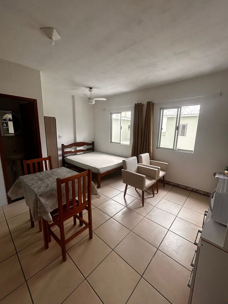 Suite acomoda 2 pessoas, 250 metros praia, wi-fi