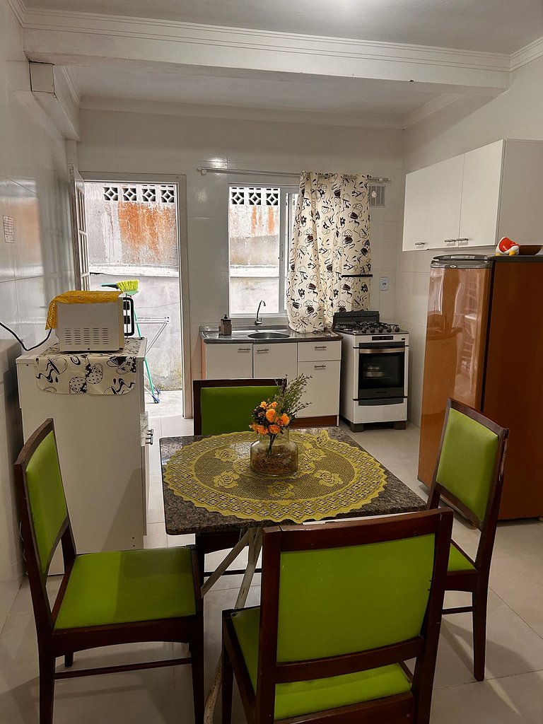 Apto térreo, 2 quartos, wifi, 250 m da praia