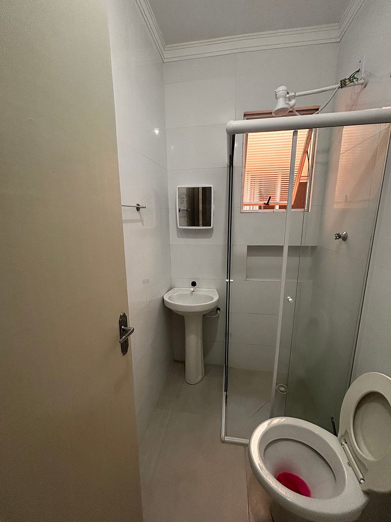 Apto térreo, 2 quartos, wifi, 250 m da praia